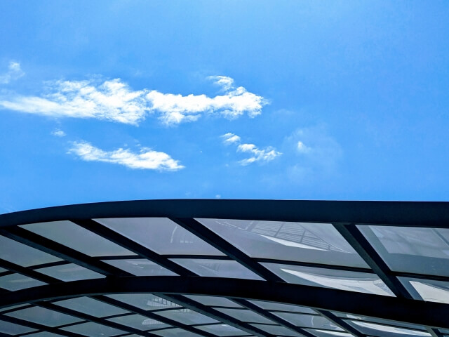 積雪や日差しを考慮した屋根素材の選び方