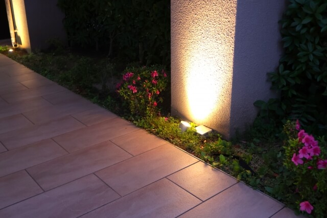 防犯面で差がつくエクステリア照明が持つ役割と設置のメリット